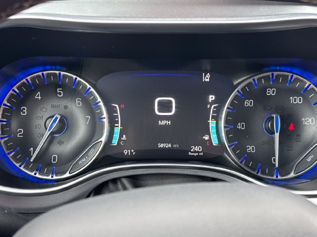 Used 2025 Chrysler Pacifica Limited FWD image 15