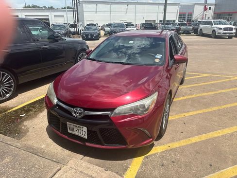 Used 2017 Toyota Camry SE FWD image 2