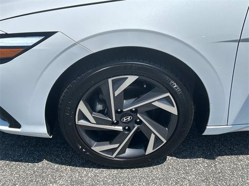 Used 2024 Hyundai Elantra SEL w/ Convenience Package image 9