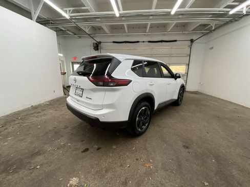 Used 2024 Nissan Rogue SV image 6