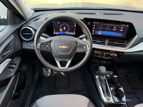 Used 2025 Chevrolet Trax LT w/ LT Convenience Package image 32