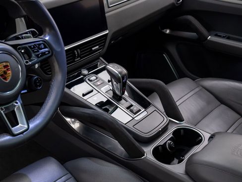 Used 2020 Porsche Cayenne Turbo image 13