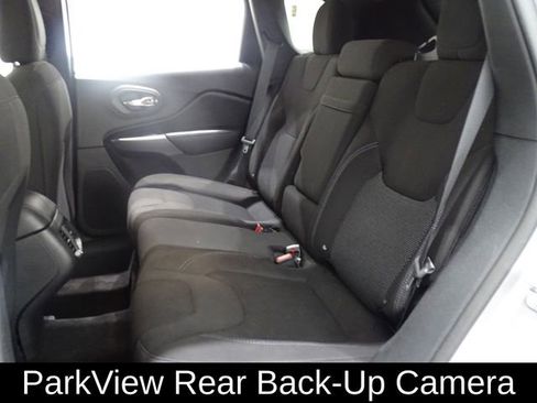 Used 2019 Jeep Cherokee Latitude w/ Popular Appearance Group FWD image 11