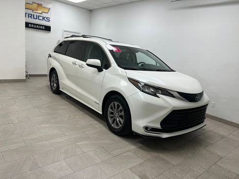 Used 2021 Toyota Sienna XLE w/ XLE Plus Package image 6