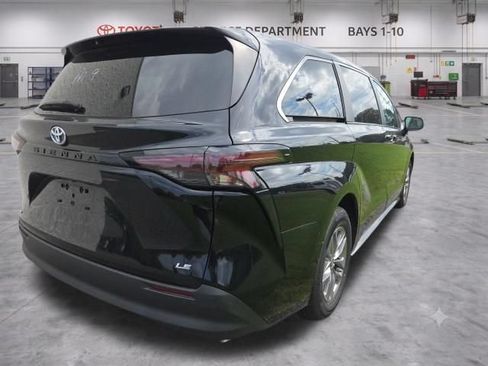 Used 2025 Toyota Sienna LE FWD image 7