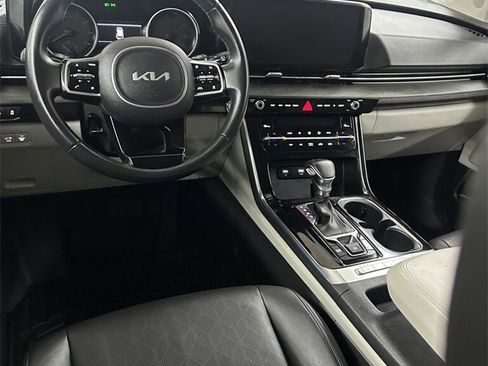 Used 2022 Kia Carnival EX image 22