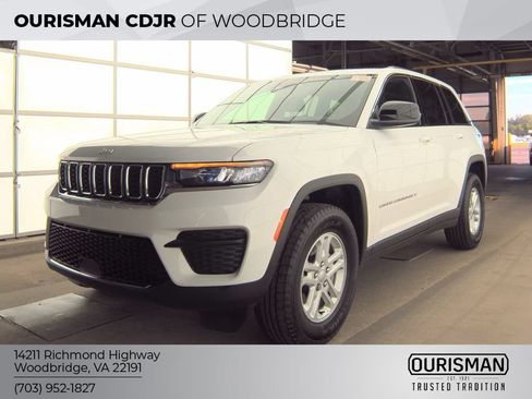 Used 2024 Jeep Grand Cherokee Laredo w/ Luxury Tech Group I AWD/4WD image 2