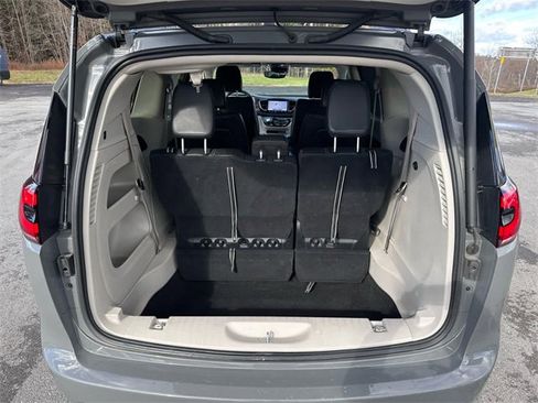 Used 2022 Chrysler Pacifica Touring-L image 24