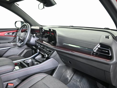 Used 2024 Chevrolet Traverse Z71 image 14