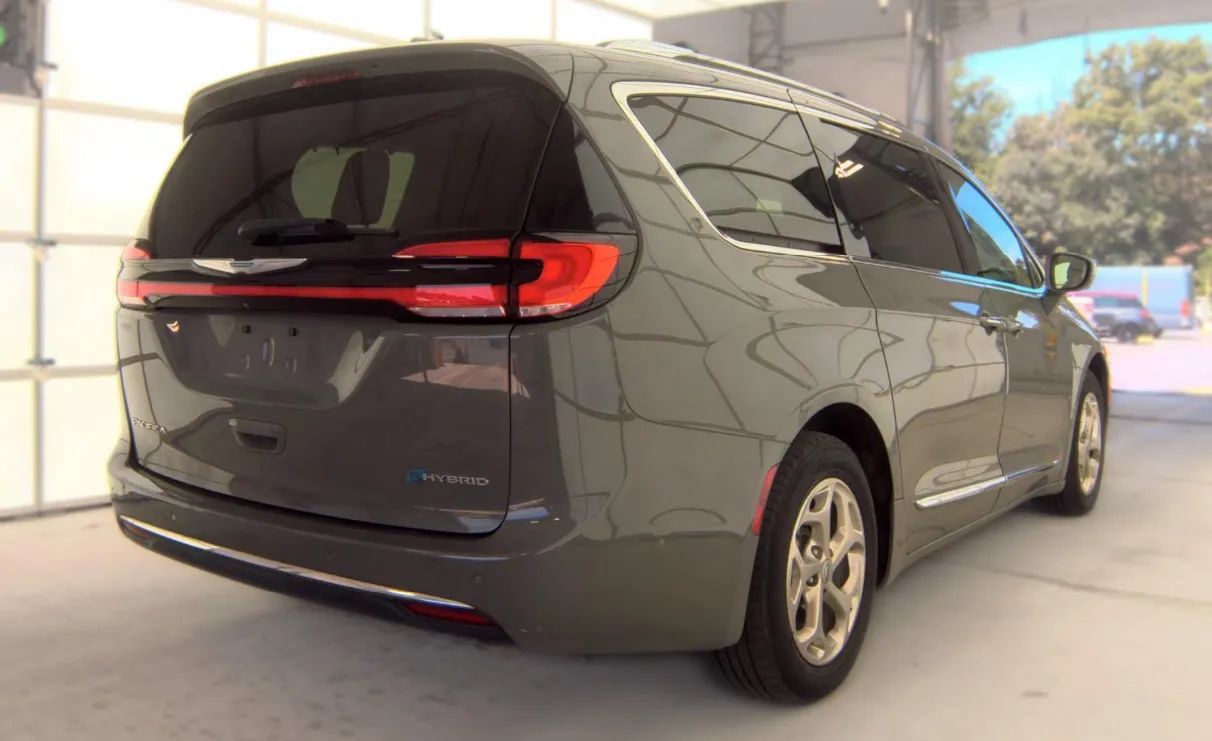 Used 2021 Chrysler Pacifica Limited w/ Uconnect Theater Family Group FWD image 3