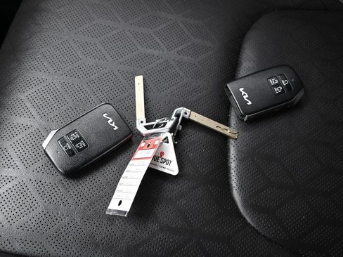 Used 2022 Kia Carnival LX FWD image 29