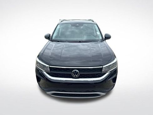 Used 2024 Volkswagen Taos SE FWD image 2