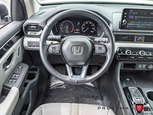 Used 2025 Honda Pilot Touring image 2