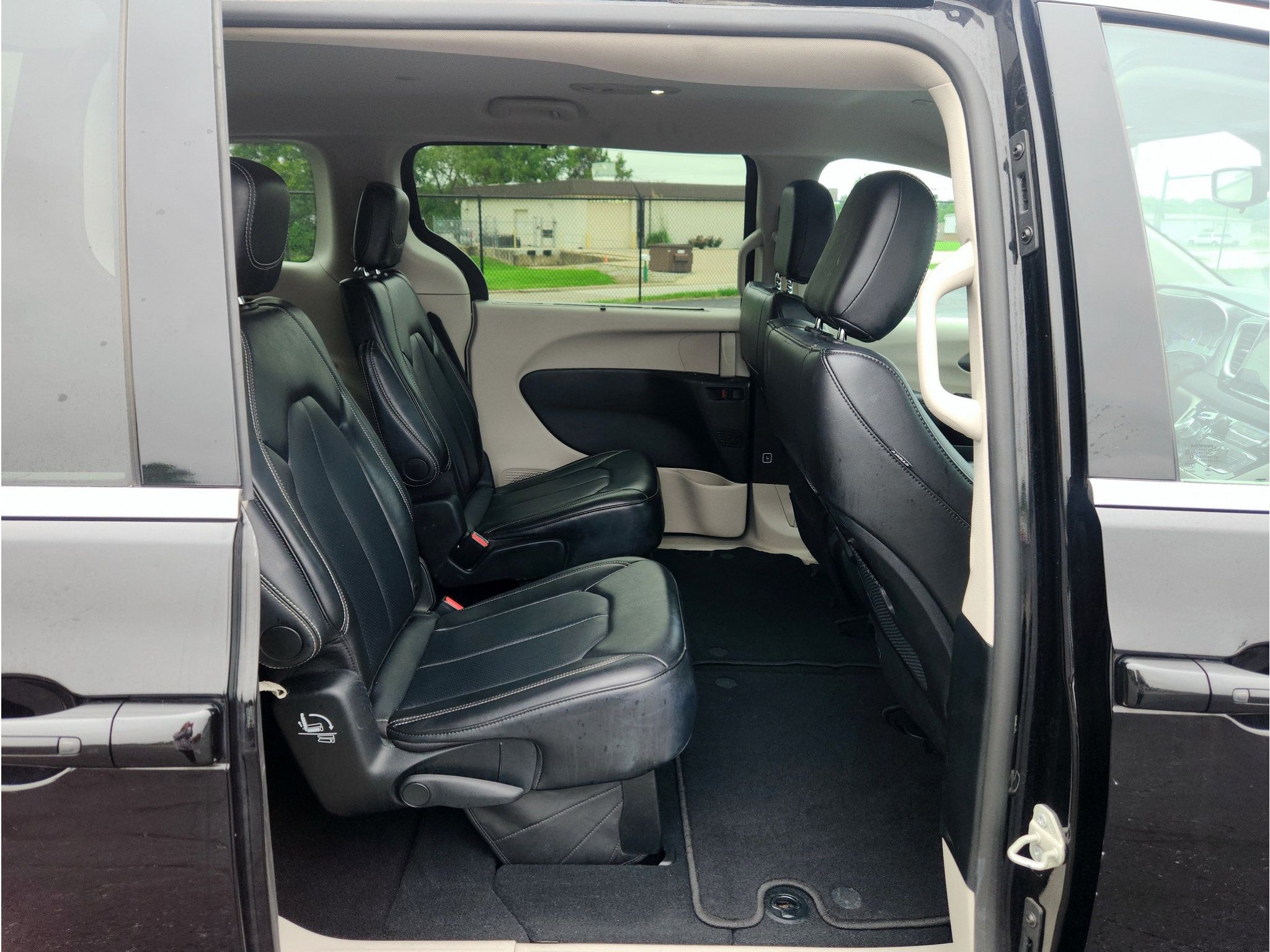 Used 2024 Chrysler Pacifica Touring-L FWD image 37