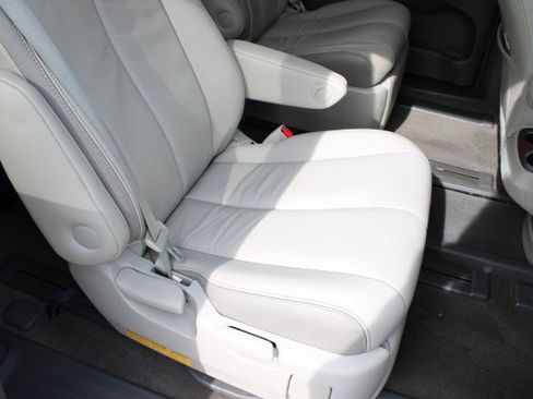 Used 2014 Toyota Sienna Limited w/ Limited Premium Package image 19