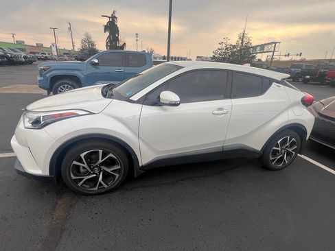 Used 2018 Toyota C-HR XLE image 3