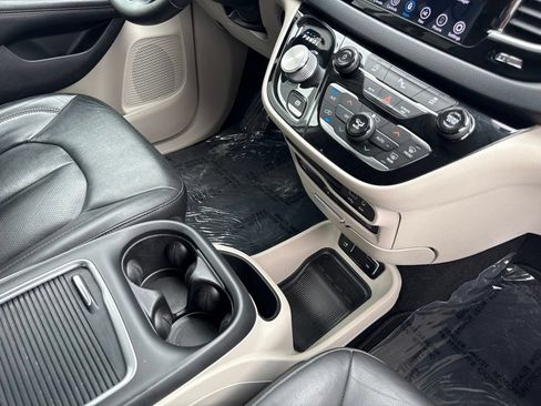 Used 2020 Chrysler Pacifica Touring-L Plus FWD image 41