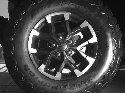 Used 2025 Jeep Wrangler Unlimited Rubicon 4xe w/ Convenience Group AWD/4WD image 26