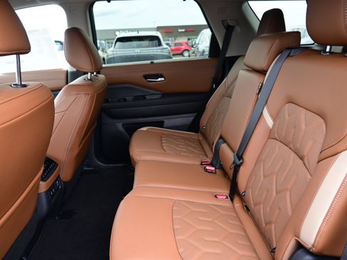 New 2026 Nissan Pathfinder Platinum image 16