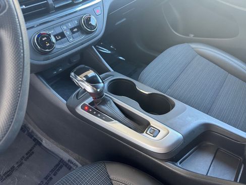 Used 2025 Buick Envista Preferred image 40