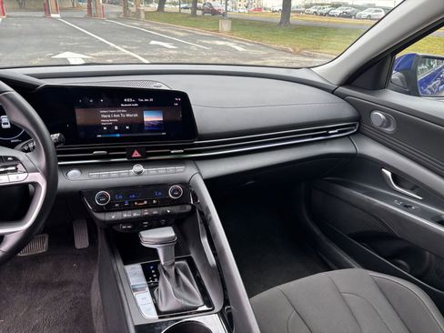 Used 2025 Hyundai Elantra SEL image 29