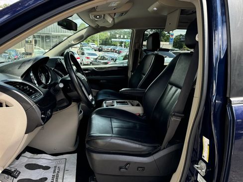 Used 2016 Chrysler Town & Country Touring FWD image 23
