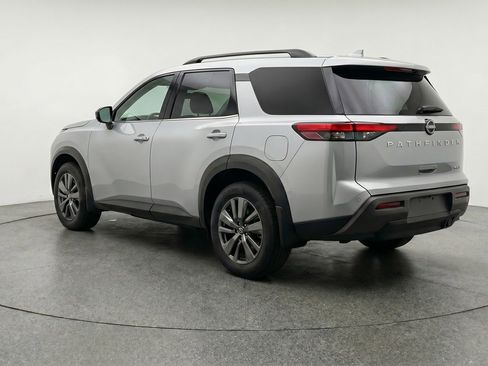 Used 2025 Nissan Pathfinder SV image 6