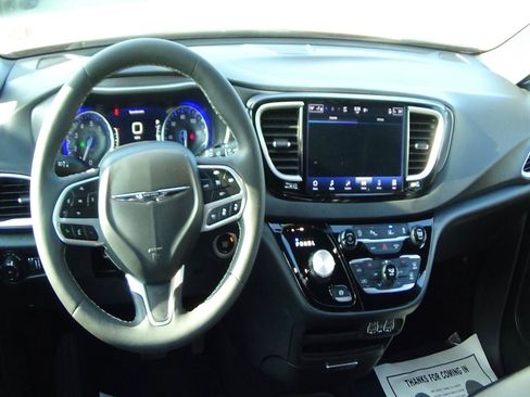 Certified 2025 Chrysler Pacifica Select FWD image 14