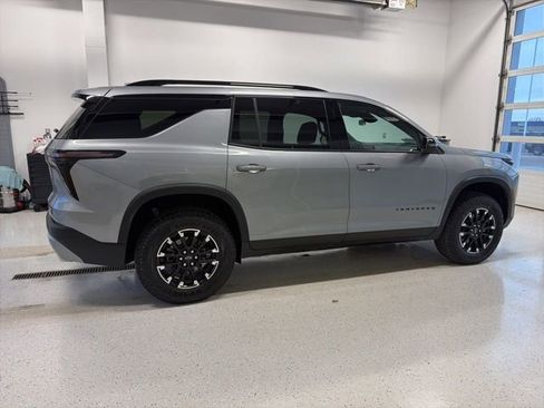 Used 2025 Chevrolet Traverse Z71 image 9