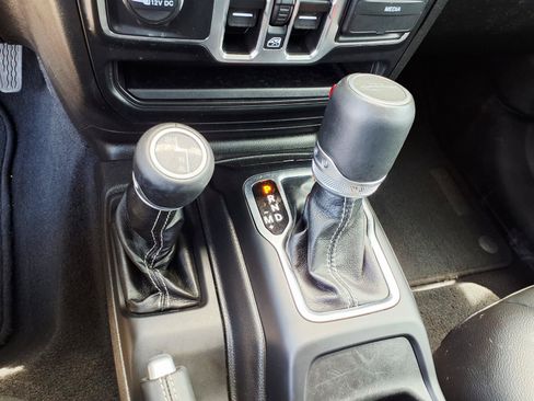 Used 2022 Jeep Gladiator Overland w/ Popular Equipment Package AWD/4WD image 13