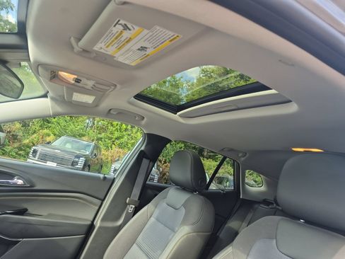 Used 2024 Chevrolet Trax LT w/ Sunroof Package FWD image 18