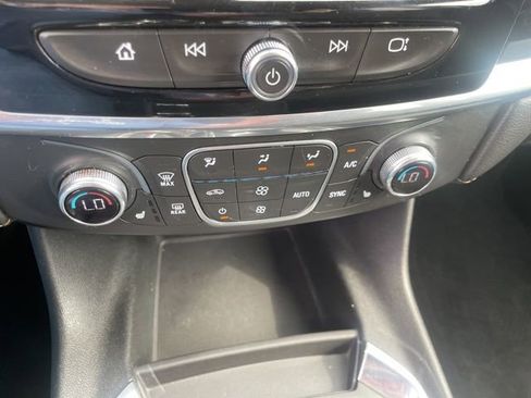 Used 2020 Chevrolet Traverse LT FWD image 26