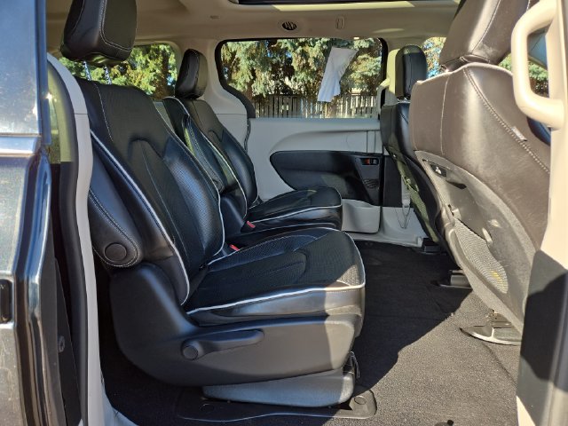 Used 2023 Chrysler Pacifica Limited FWD image 41