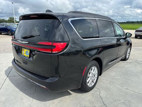 Used 2022 Chrysler Pacifica Touring-L FWD image 4