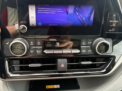 Used 2024 Toyota Highlander XLE AWD/4WD image 22