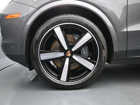 Used 2025 Porsche Cayenne AWD/4WD image 7