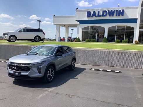 Used 2024 Chevrolet Trax RS w/ Sunroof Package image 3