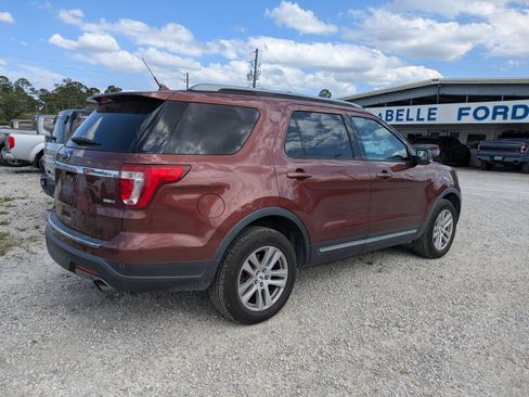 Used 2018 Ford Explorer XLT w/ Equipment Group 202A AWD/4WD image 4