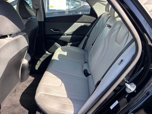 Used 2025 Hyundai Elantra Limited image 29