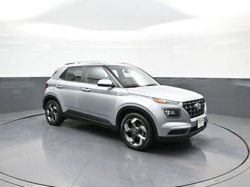 Certified 2021 Hyundai Venue SEL w/ Premium Package image 4