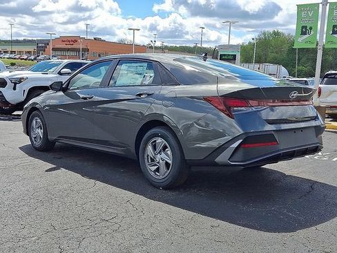 New 2026 Hyundai Elantra SE FWD image 3