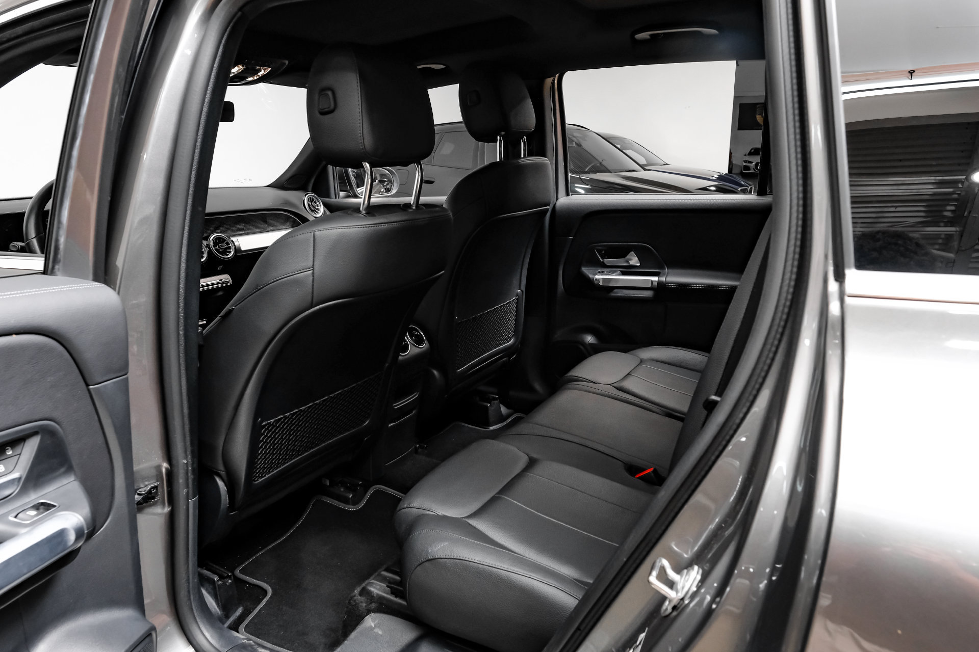 Used 2023 Mercedes-Benz GLB 250 w/ Premium Package image 39