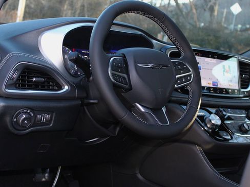 New 2026 Chrysler Pacifica Limited image 16