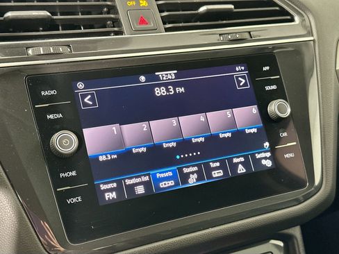 Used 2022 Volkswagen Tiguan SE w/ Panoramic Sunroof Package image 13
