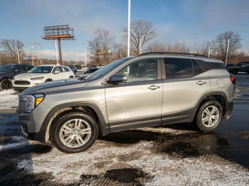 Used 2023 GMC Terrain SLE w/ Driver Convenience Package image 3