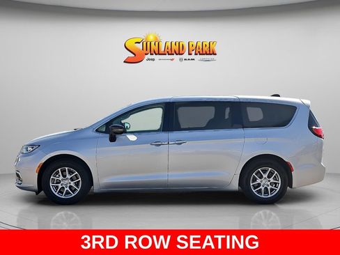 Certified 2024 Chrysler Pacifica Touring-L FWD image 3