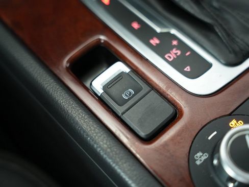 Used 2013 Volkswagen Touareg VR6 image 32