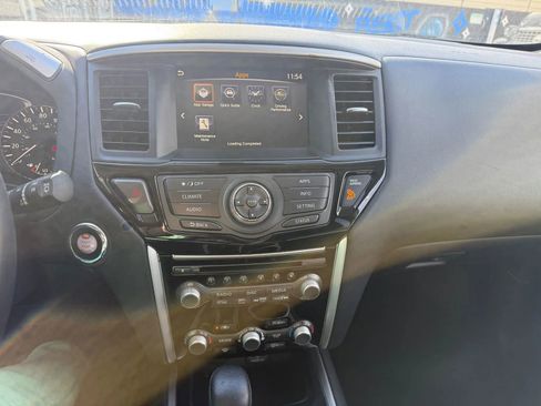 Used 2020 Nissan Pathfinder SV image 16