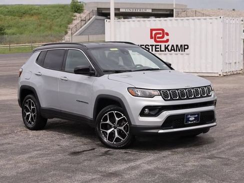 Used 2025 Jeep Compass Limited AWD/4WD image 2