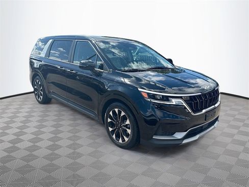Used 2024 Kia Carnival EX image 4
